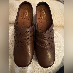 New Without Tags, Size 11M Ladies Brown (Tan) Easy Street Comfort Wave Clogs